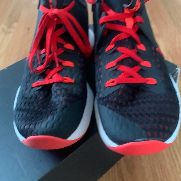 Lebron witness V basketball shoe like new - Picture 3 of 8